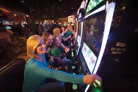 iw0012 live casino Myanmar real dealer ဖြင့် ကာစီနိုကစားနေသောပုံ
